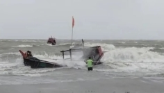 বৈরী আবহাওয়ায় ৬ দিন বন্ধ সেন্টমার্টিন নৌপথ, নিত্যপণ্যের সংকট