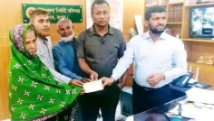 পীরগঞ্জে অগ্নিকাণ্ডে ক্ষতিগ্রস্ত পরিবারগুলোর পাশে প্রশাসন