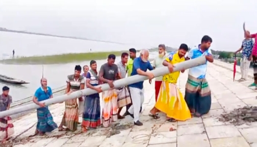 শ্যামনগরে ভেড়িবাঁধের ওপর অবৈধ নাইনটি পাইপ অপসারণ