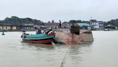 চাঁদপুরে ঘূর্ণিস্রোতে কার্গোডুবি, পানিতে ৫ হাজার বস্তা ধান-চাল