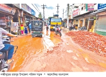 বেহাল সড়কে সীমাহীন দুর্ভোগ ঝুঁকি নিয়ে যান চলাচল  