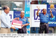 সেই গার্ডকে উপহার পাঠালেন প্রধানমন্ত্রী  