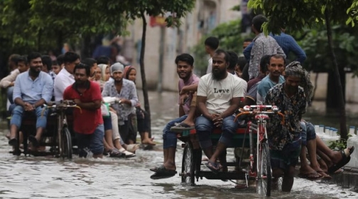 আঝোর বৃষ্টিতে দুর্ভোগে রাজধানীবাসী
