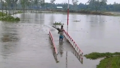 পানির নিচে মহিষতুলির একমাত্র ব্রিজ, স্থায়ী সেতুর দাবিতে এলাকাবাসী