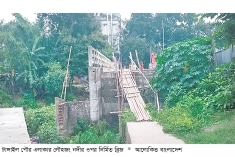 মই দিয়ে উঠতে হয় চার কোটি টাকার ব্রিজে  