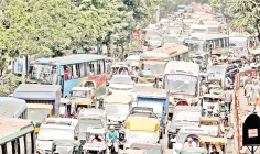 শিক্ষার্থীরা সড়ক অবরোধ করে বিক্ষোভ করে  