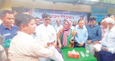 মৎস্য ও প্রাণিসম্পদ মন্ত্রী মৎস্যচাষিদের মাঝে পুকুর পুনর্বাসন উপকরণ বিতরণ করেন  