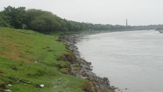 সাতক্ষীরার বেতনা নদীর বেড়িবাঁধে ভয়াবহ ফাটল ও ভাঙন