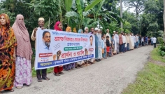মির্জাগঞ্জে জাল দলিল চক্রের বিচারের দাবিতে এলাকাবাসীর মানববন্ধন