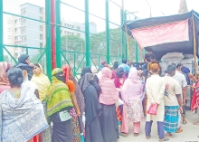 আটা কিনতে মানুষের ভিড়  