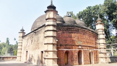 দাঁড়িয়ে আছে ৪০০ বছরের পুরোনো সেই আতিয়া মসজিদ