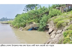 খোকসায় শহর রক্ষা বাঁধে ধস আতঙ্কিত এলাকাবাসী  