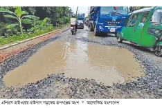 সড়ক ও মহাসড়কে বড় বড় গর্ত, ঝুঁকি নিয়ে যান চলাচল  