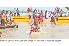 জোয়ারের পানিতে ডুবে যায় ফেরির গ্যাংওয়ে, ঝুঁকি নিয়ে পারাপার  