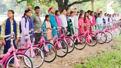 ক্ষুদ্র নৃ-গোষ্ঠীর জীবনমান উন্নয়নে বীরগঞ্জে সহায়তা সামগ্রী বিতরণ