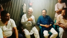 বীরগঞ্জে অগ্নিকাণ্ডে নিঃস্ব পরিবারকে সহায়তা ও ঘর নির্মাণের আশ্বাস