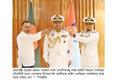 নৌবাহিনীর নবনিযুক্ত প্রধানকে র‌্যাঙ্ক ব্যাজ পরিয়ে দিলেন প্রধানমন্ত্রী  