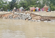 ব্রহ্মপুত্রের ডান তীর রক্ষা বাঁধে আবার ধস দেখা দিয়েছে  