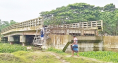 সেতুর নির্মাণকাজ দীর্ঘদিন ধরে বন্ধ থাকায় চরম ভোগান্তিতে স্থানীয় মানুষ  