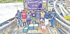 ট্রলিং জাল ও সামুদ্রিক মাছসহ ৬ জনকে আটক করেছে কোস্ট গার্ড  