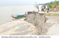 যমুনা গিলছে চরাঞ্চল বসতবাড়ি বিলীন  