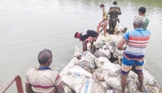 ৭৭ বস্তা ঝিনুক জব্দ, পরে নদীতে অবমুক্ত 