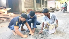 ১৫ দিনেই উঠে গেল ৮৭ লাখ টাকা ব্যয়ে সড়কের কার্পেটিং