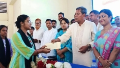 দিনাজপুরে ক্ষুদ্র নৃ-গোষ্ঠীর জীবনমান উন্নয়নে সহায়তা সামগ্রী বিতরণ