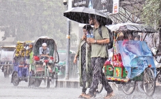 বৃষ্টিতে ভোগান্তি  