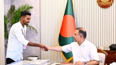 প্রধানমন্ত্রীর সঙ্গে জুলাই যোদ্ধা আজিজুর রহমানের সাক্ষাৎ