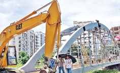 নিরাপদ পারাপারের জন্য ইস্পাতের সেতু নির্মাণ করা হচ্ছে  