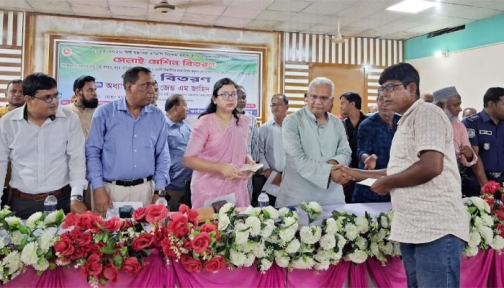 বিরামপুরে ১২ নারী পেলেন সেলাই মেশিন, শতাধিক শিক্ষার্থী পেল অনুদান