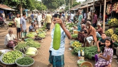 দিনাজপুরে সবজির বাজারে আগুন, কাঁচা মরিচ ৩০০ টাকা কেজি