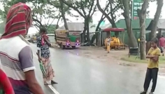 সিরাজগঞ্জে মোবাইলে কথা বলতে বলতে বাসচাপায় পথচারী নিহত