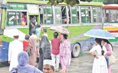 থেমে থেমে বৃষ্টি ভোগান্তিতে নগরবাসী  
