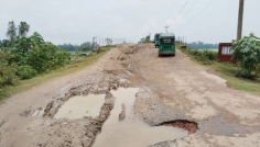 কাজ ফেলে উধাও ঠিকাদার, ৪ বছরেও চালু হয়নি খাকুরিয়া ব্রিজ
