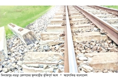 শত শত স্লিপার ভাঙা, ট্রেনের চাপে রেললাইনের ওঠানামা  