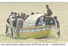 উত্তাল পদ্মায় নৌকায় যাত্রী পারাপার অনুমোদন নেই প্রশাসনের  