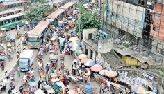 সড়কের বড় অংশ চলে যাচ্ছে অবৈধ দখলে  