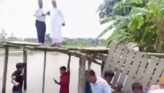 এমপিসহ জামায়াত নেতাকর্মীরা উঠতেই ভেঙে পড়ল কাঠের সেতু