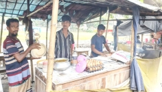 লাল আটার রুটি বিক্রি করে স্বচ্ছলতার মুখ দেখছেন মিন্টু