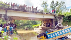 মৌলভীবাজারে তেলবাহী ট্রাক পড়ে চালক নিহত, হেলপার আহত