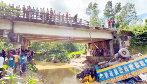 মৌলভীবাজারে তেলবাহী ট্রাক পড়ে চালক নিহত, হেলপার আহত