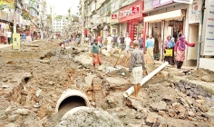 ড্রেনেজ বিভাগের ঠিকাদারের কাজে ধীরগতি  