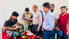 সন্ত্রাসী হামলায় আহত পৌরকর্মীকে হাসপাতালে দেখতে গেলেন প্রশাসক