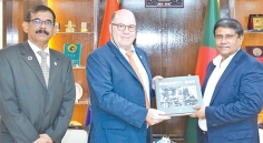 প্রতিরক্ষা উপদেষ্টার সঙ্গে আইসিআরসি বাংলাদেশ প্রতিনিধি দলের প্রধান নিকোলাস ফ্লুরির সাক্ষাৎ  