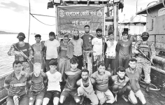 অবৈধ আর্টিসানাল ট্রলিং বোটের দৌরাত্ম্য ও প্রান্তিক জেলেদের হাহাকার  