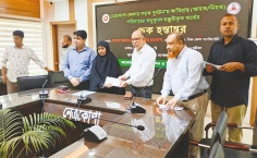 সড়ক দুর্ঘটনায় ক্ষতিগ্রস্তদের সহায়তার চেক প্রদান 