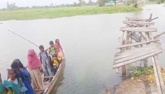 কাঠের ব্রিজ ভেঙে দুর্ভোগে ১০ গ্রামের হাজারো মানুষ