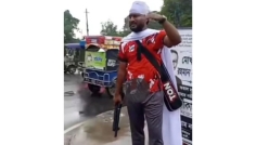 ঈশ্বরদীতে অস্ত্র হাতে সাবেক ছাত্রদল নেতার মহড়া, হেফাজতে নিল পুলিশ